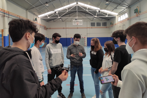 NUESTROS ALUMNOS PROGRAMANDO DRONES