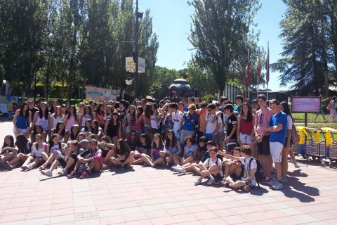 LOS ALUMNOS DEL  IES AZARQUIEL DE 2º DE ESO EN EL PARQUE DE ATRACCIONES DE MADRID