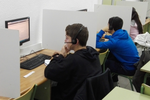 ALUMNOS DEL IES AZARQUIEL EN UN PRETESTING DEL C-1 ONLINE.