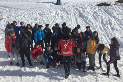 ALUNMOS DEL AZARQUIEL DISFRUTANDO DE LA NIEVE.