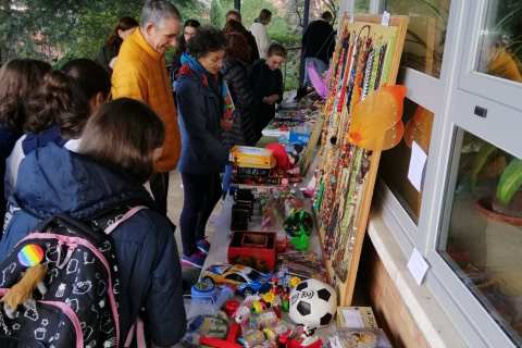 IMÁGENES DEL MERCADILLO SOLIDARIO IES AZARQUIEL.